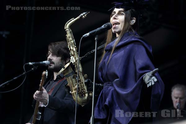 PJ HARVEY - 2016-07-03 - HEROUVILLE SAINT CLAIR - Chateau de Beauregard - Scene Beauregard - 
